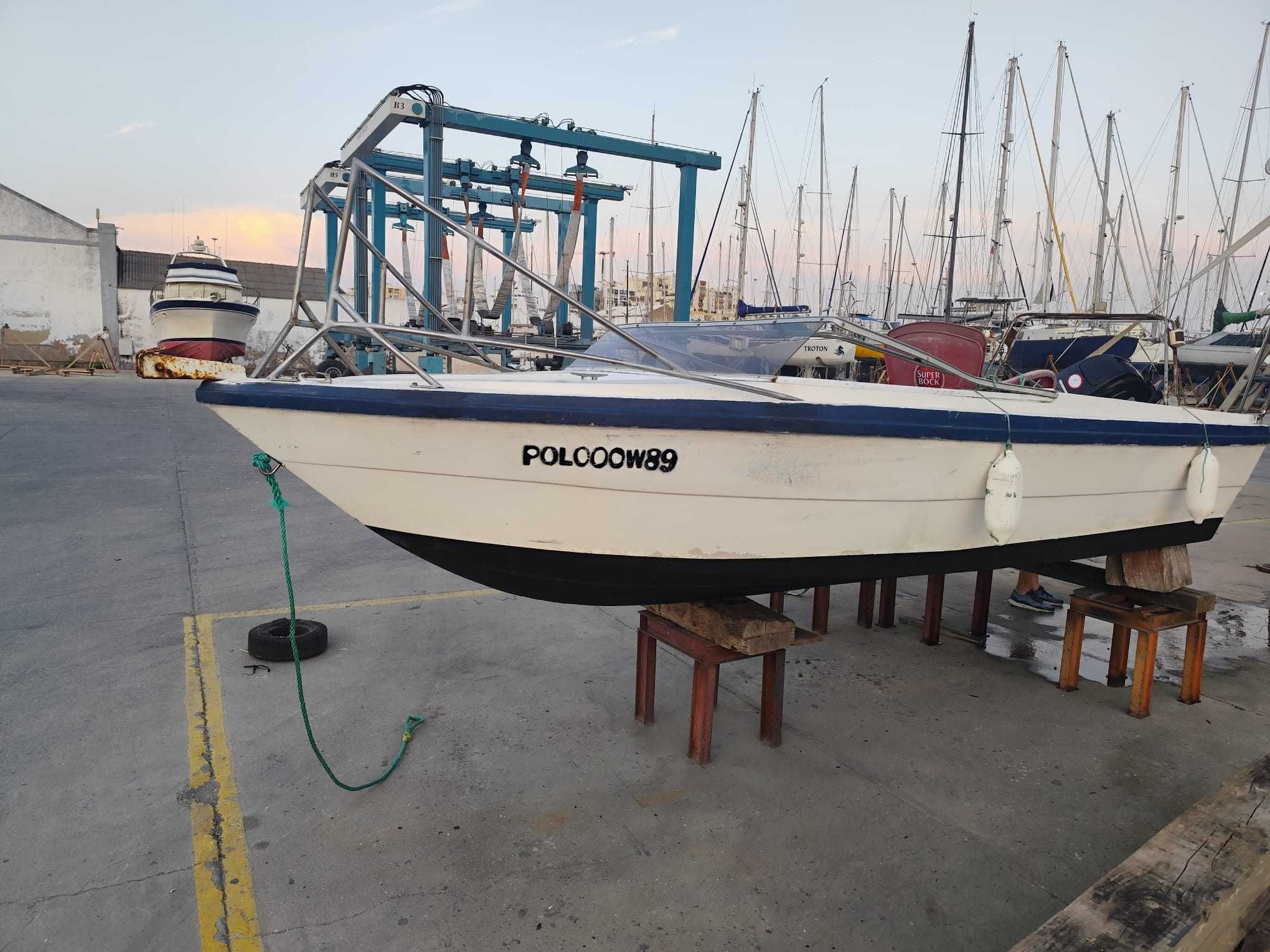 Vendo barco Argus 450 com motor 20hp 4 tempos 35h de uso
