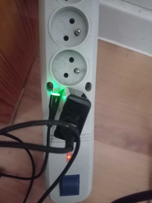 zestaw przewodów, ładowarek i gadżetów