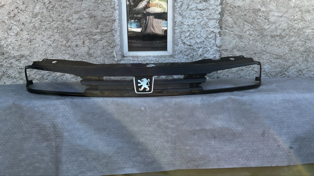 Atrapa  gril  peugeot  806.