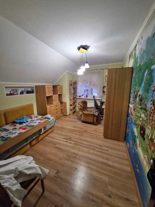 Продам приватну садибу з готовим бізнесом у сфері перетяжки меблів