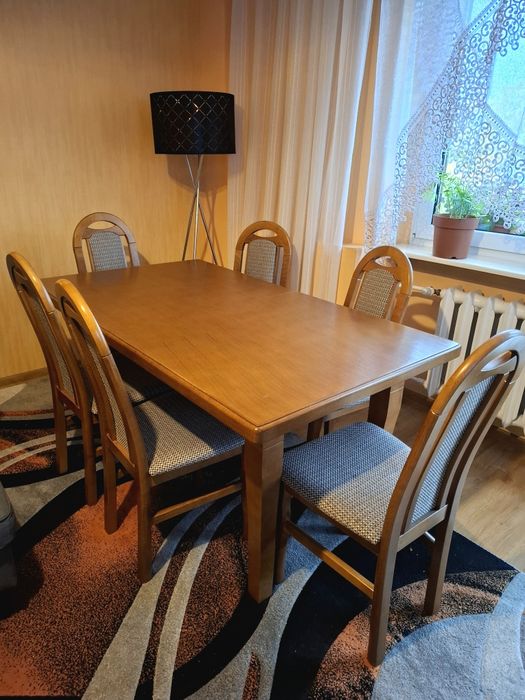 Duży stół z 6 krzesłami. Rozkładamy