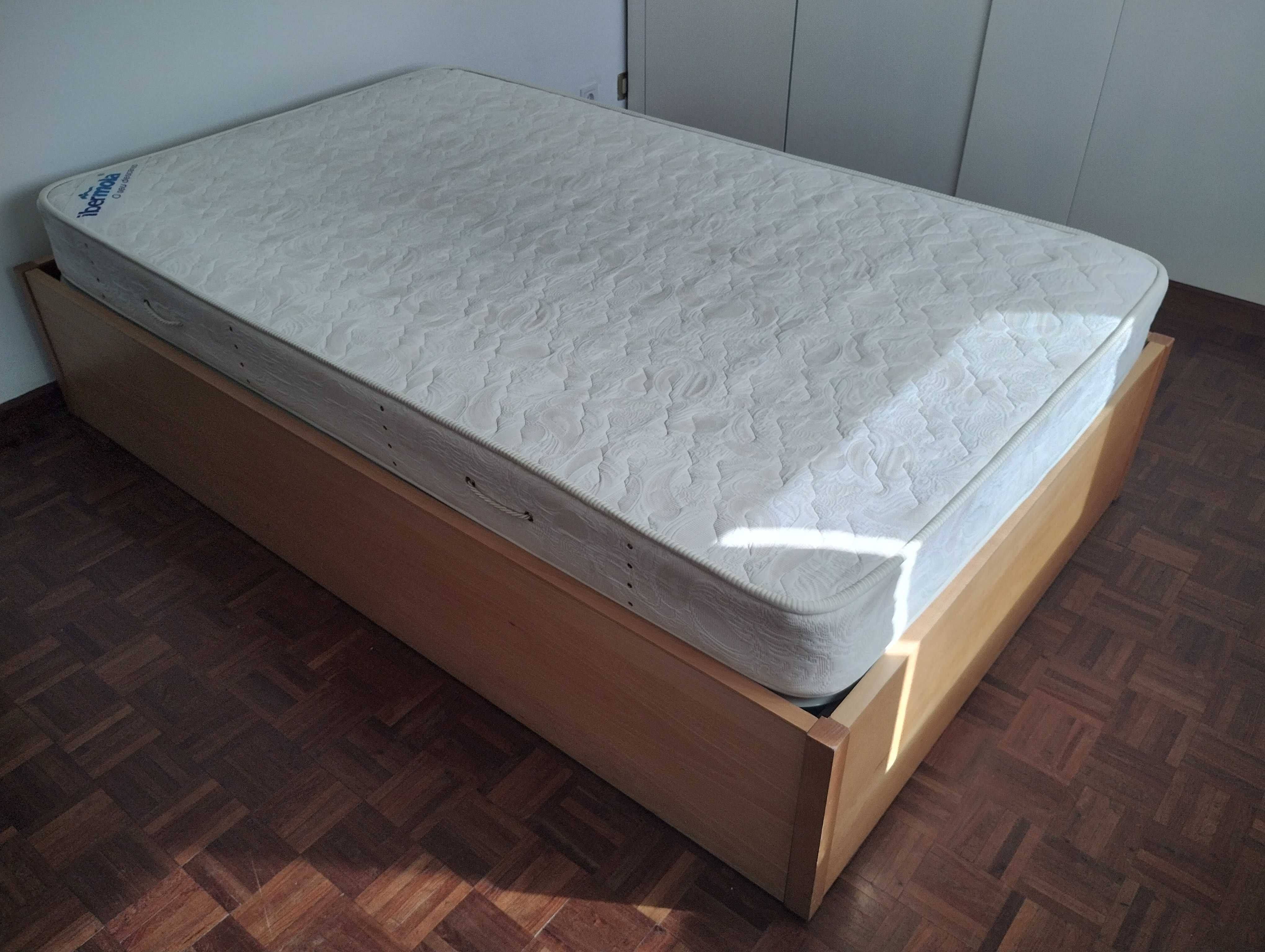 Cama com colchão (1,95 x1,18)