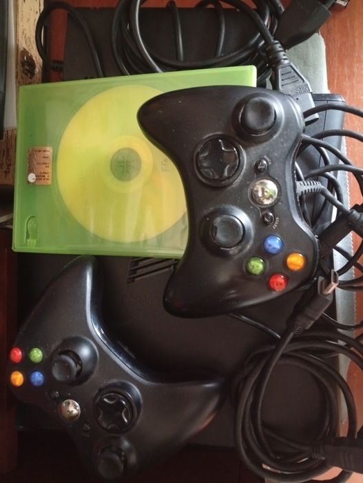 Продам Xbox 360 два джойстики