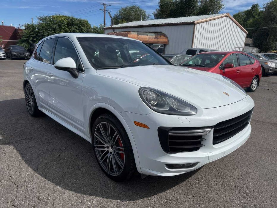 Porsche Cayenne GTS      2016