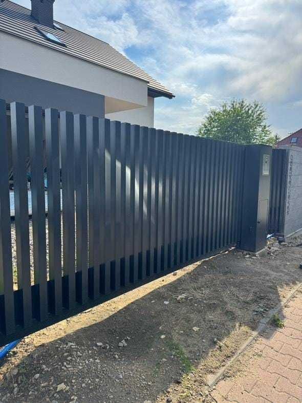 Płoty bramy balustrady