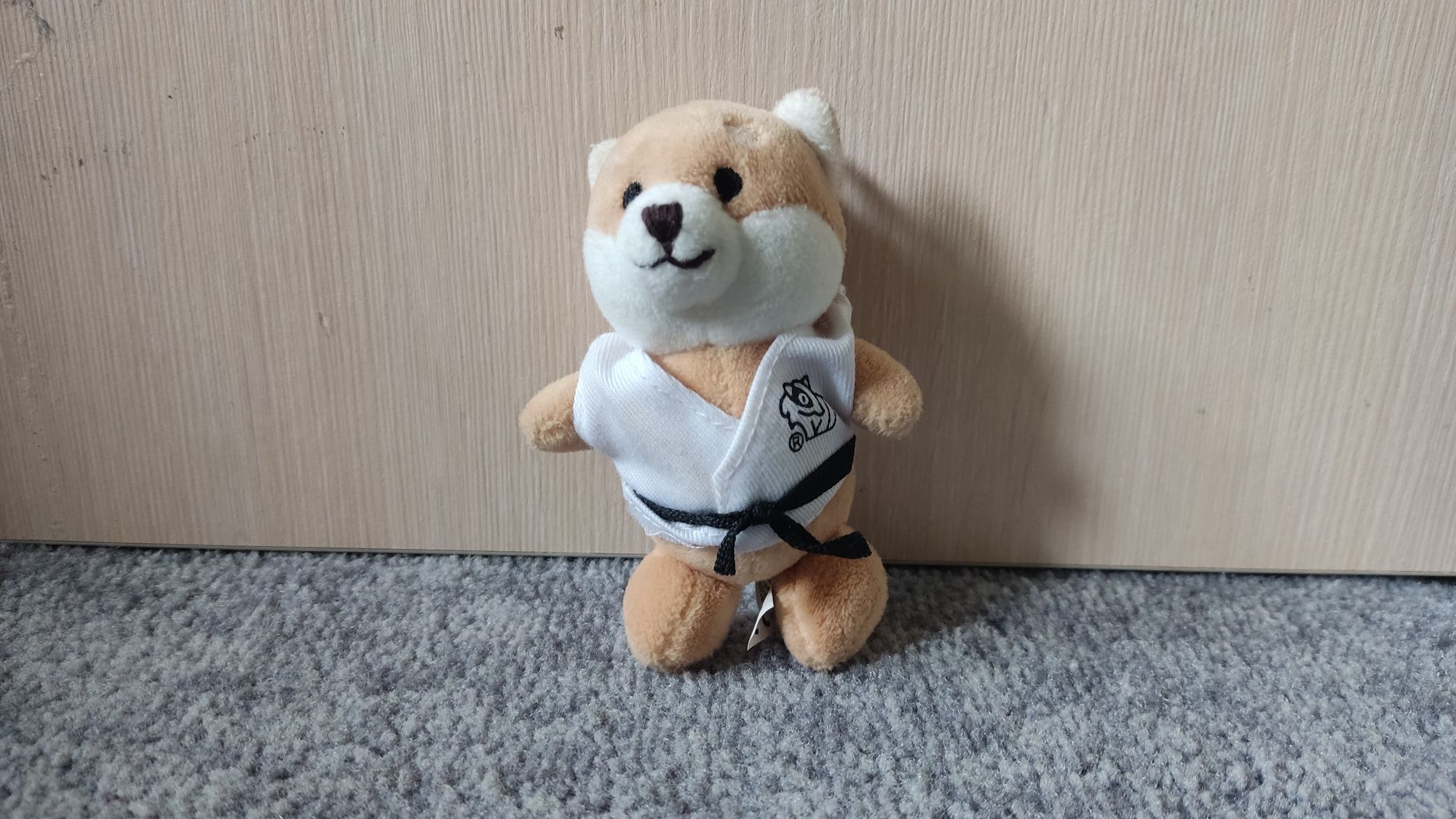 Pluszowy brelok Judo, zawieszka miś miodowy w Judogi (kimonie)