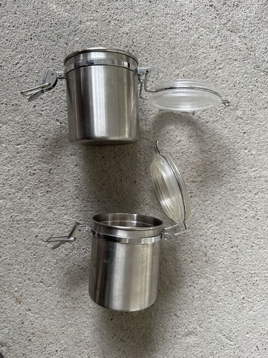 Pudelka metalowe pojemniki kuchenne do przechowywania sypkich rzeczy