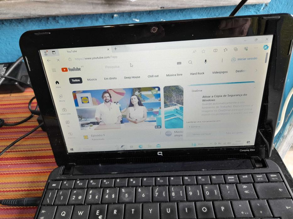 portatil compaq mini 110, equipamento com alguns anos.