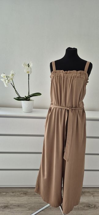 Beżowy kombinezon letni na ramiączkach szeroka nogawka 2xl-4xl