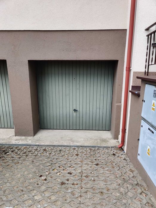 Garaż w bryle bloku – Romanowska 55B – zaparkuj także przed garażem