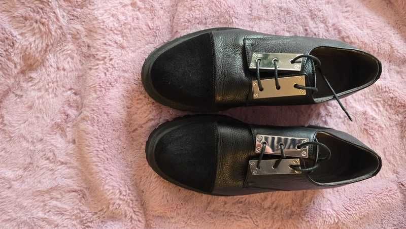 Pollini, pólbuty wiazane, skóra nat.  kolor czarny, 40 / 41