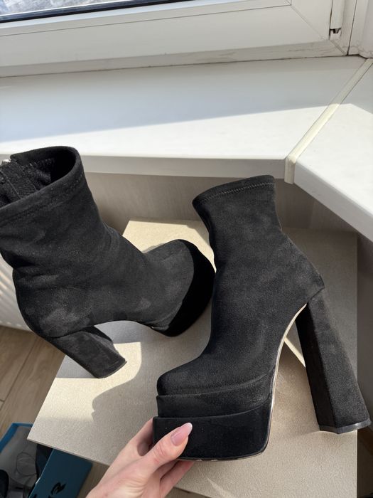 Сапожки на высоком каблуке. Ботильоны