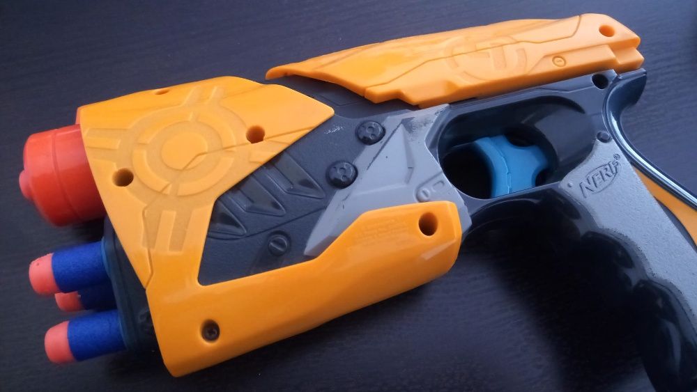 Pistola Nerf com 4 dardos