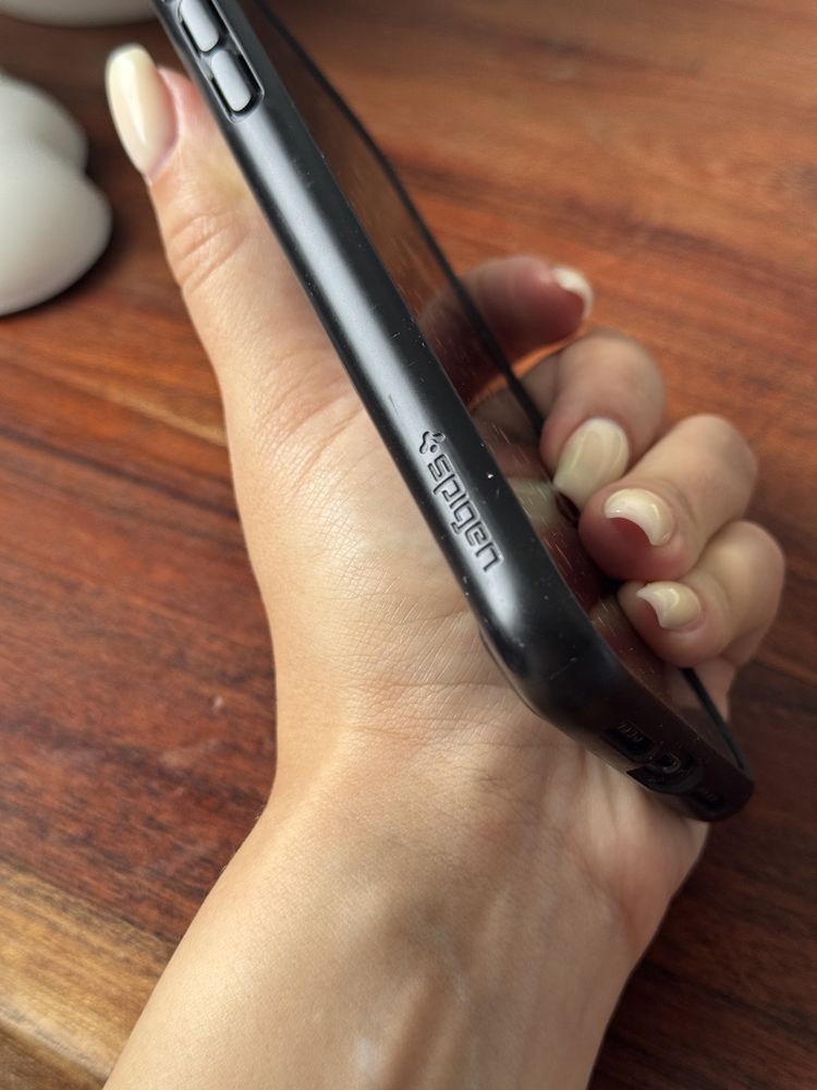 iPhone 11 z etui Spigen