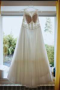 Przepiękna suknia ślubna że zjawiskowym wzorem na plecach