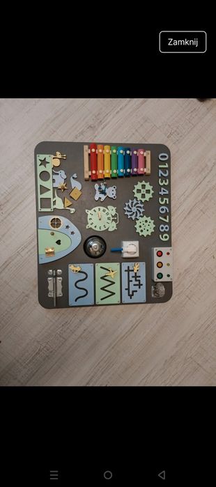 Drewniana tablica manipulacyjna.