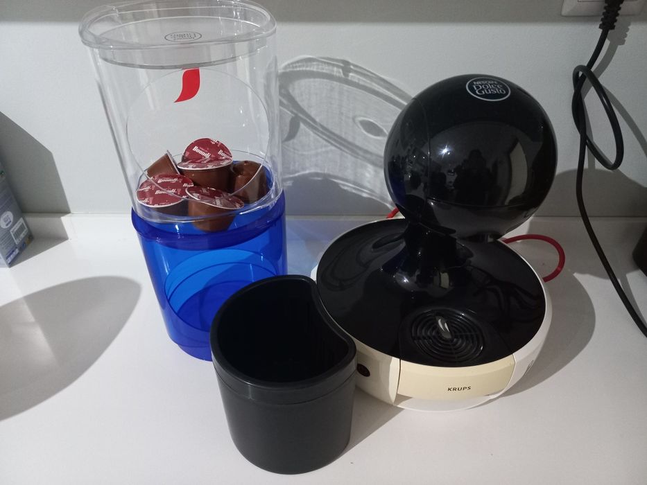Máquina café Dolce Gusto e porta cápsulas