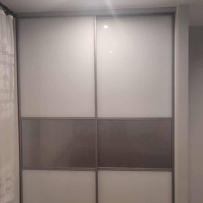 Szklane drzwi i przesuwne do szafy