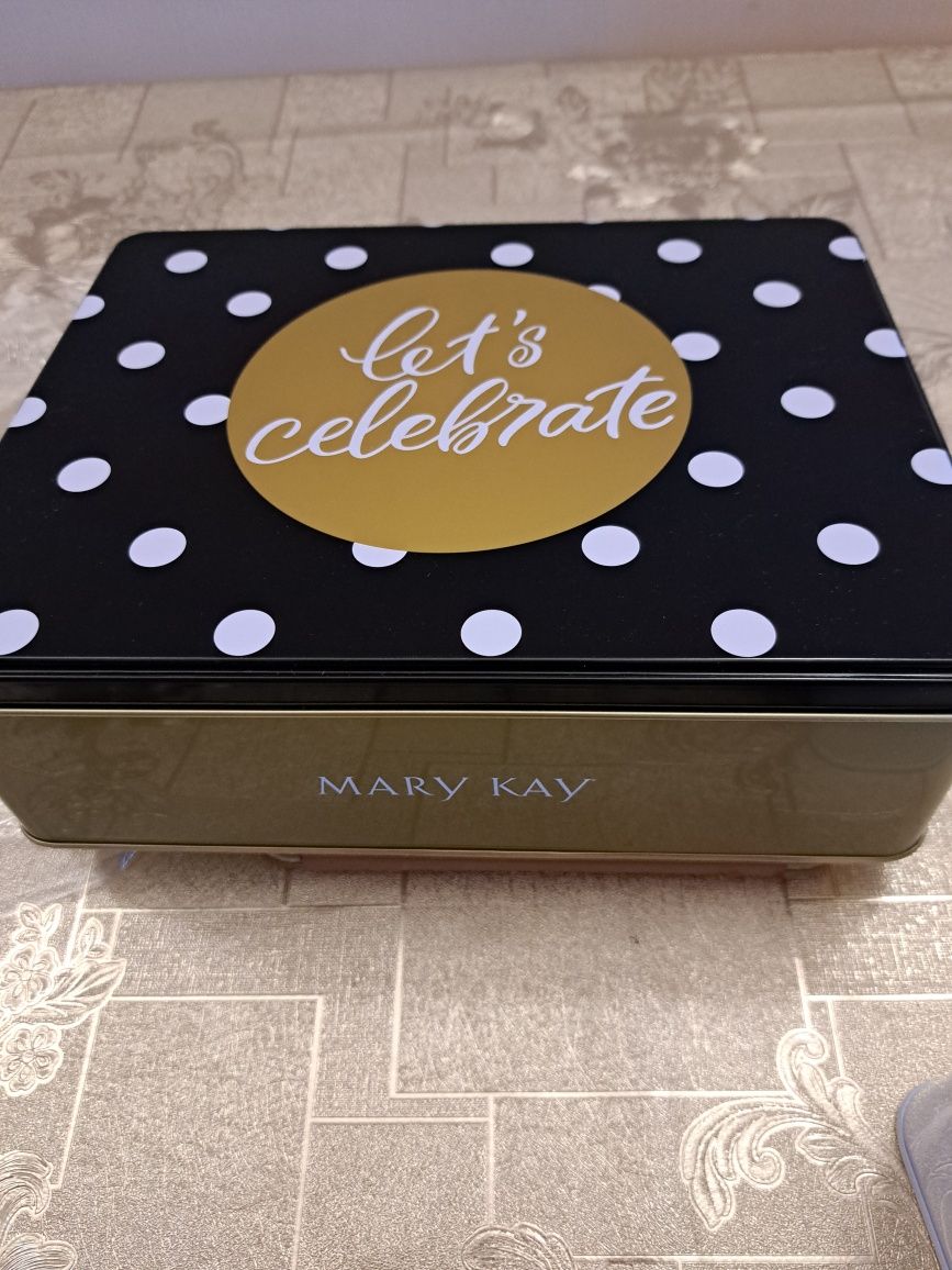 Дорожнє дзеркало, черный box і сумки Mary Kay