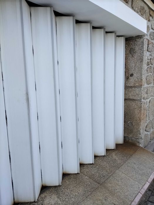 Portão de fole branco