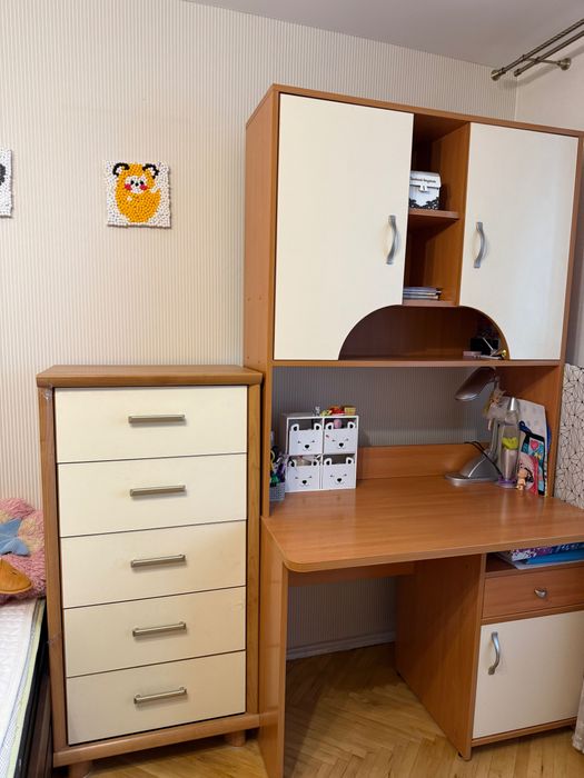 Меблі у дитячу кімнату. Письмовий стіл та комод.