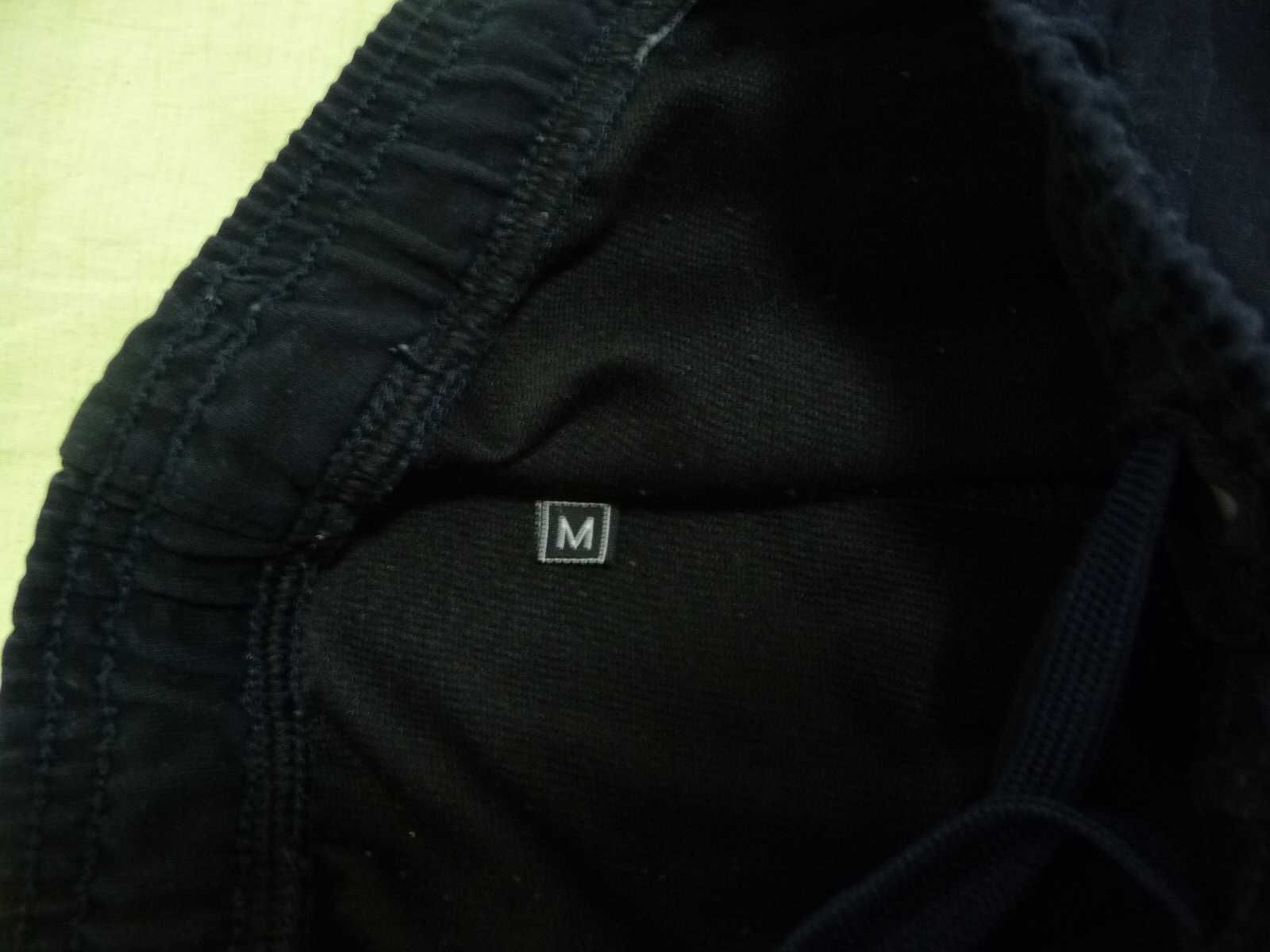 Трикотажный жилет "H & M"с капюшоном + спортивные штаны в подарок