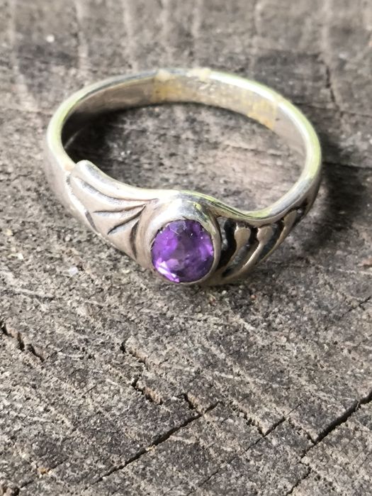 Stary srebrny pierścionek z fioletowym oczkiem . Vintage