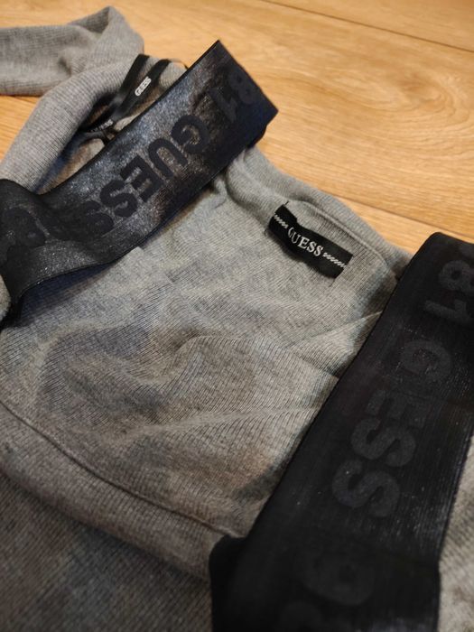 Sukienka dzianinowa Guess