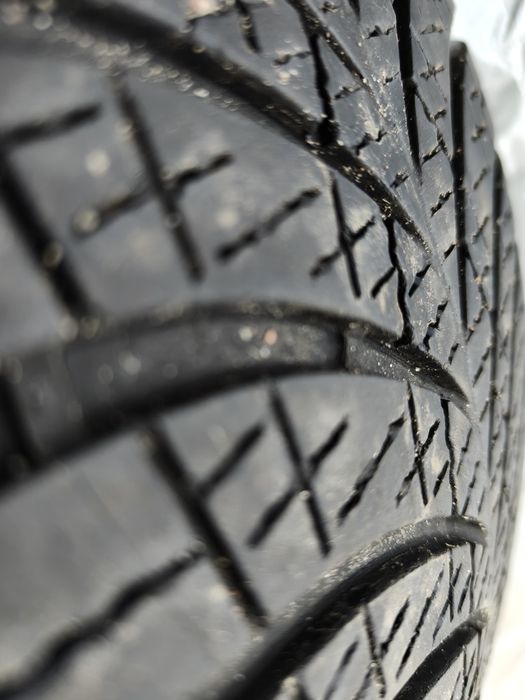 Opony wielosezonowe 215/60/R17 Goodyear Vector