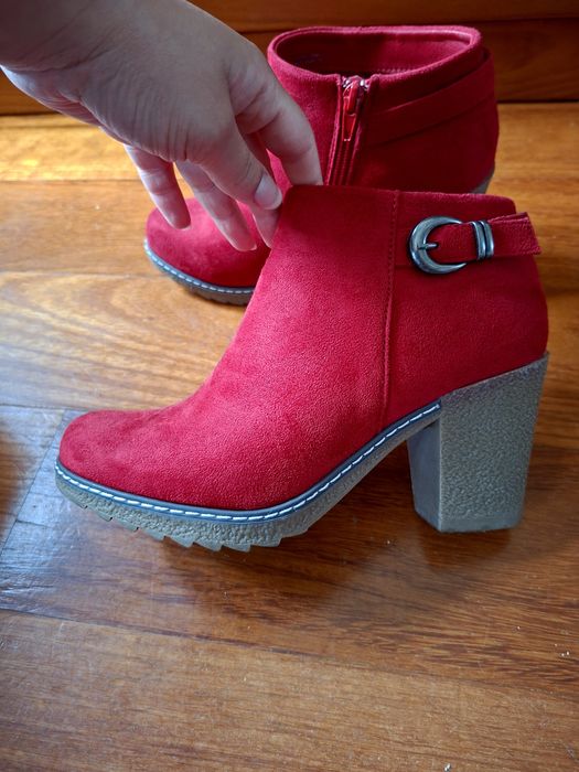 Botas vermelhas tecido pele de pêssego da Cristina Ferreira