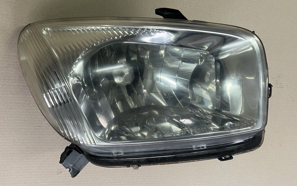 Передня права фара Toyota Rav4 2000-2005