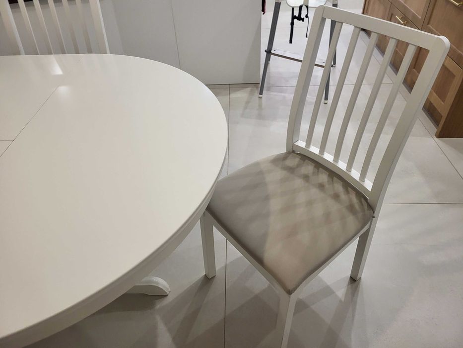 Stół 110/155 z 4 krzesłami do jadalni