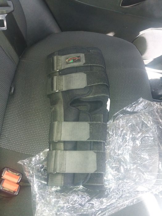 Наколенник с металлическими шарнирами К-1В сильной фиксации. Черный