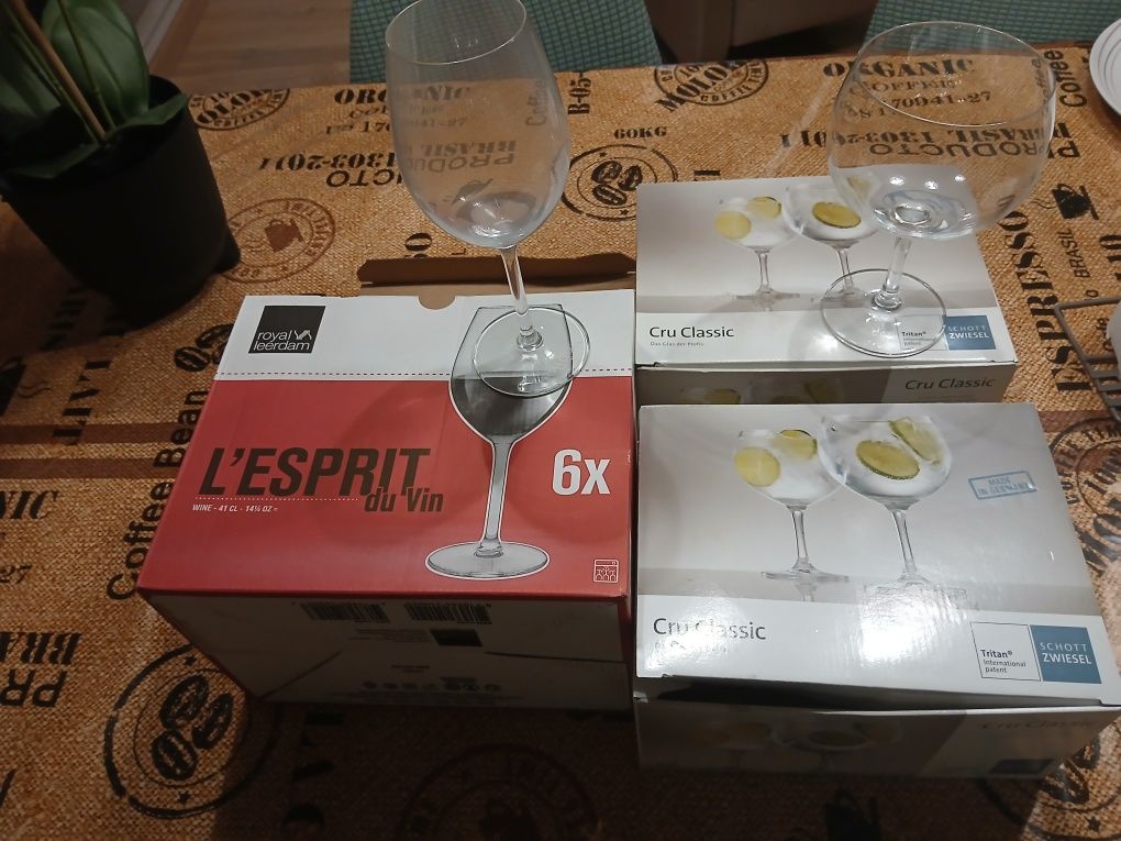 Copos vinho e gin