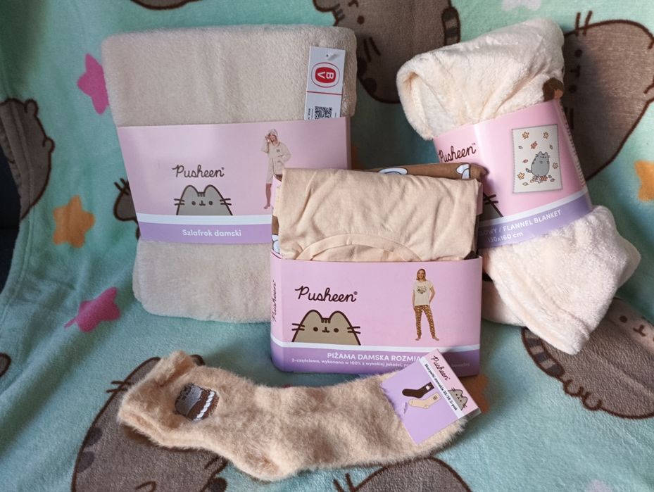 Zestaw Pusheen - szlafrok, koc, piżama, skarpety