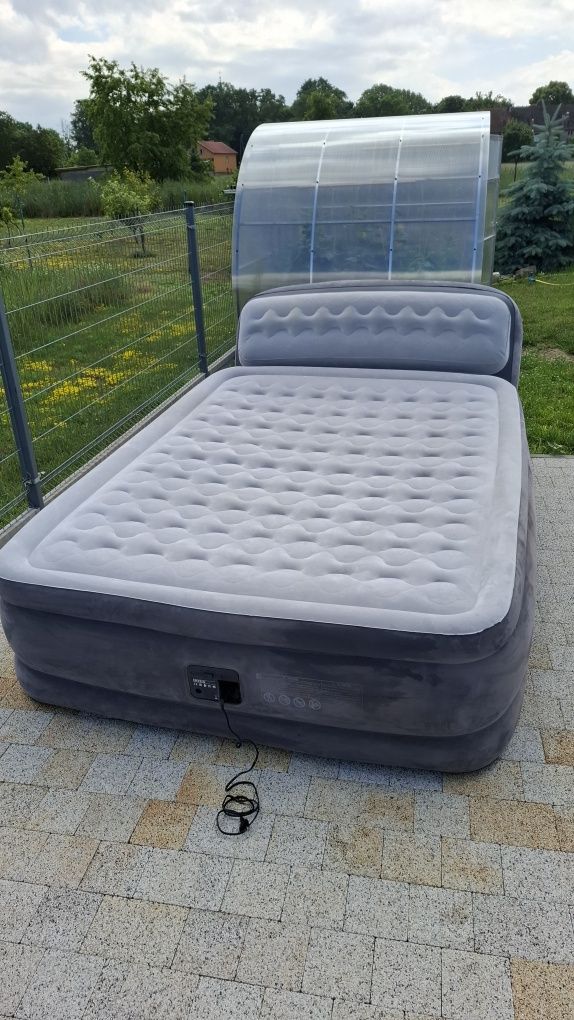 Materac intex z zagłówkiem bardzo duży. Pompka