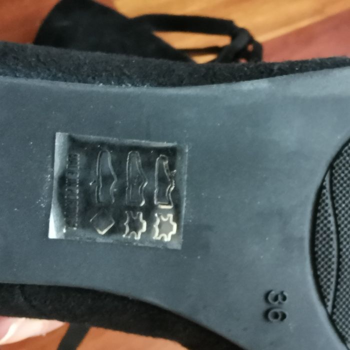 Sapatos novos em pele 36