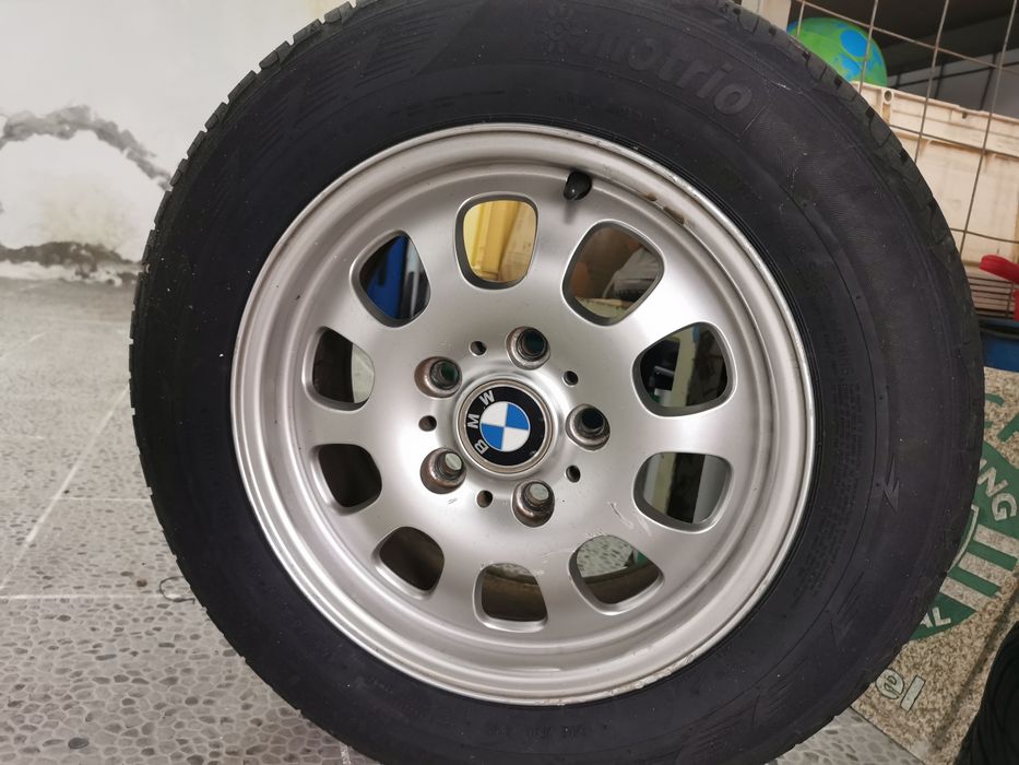 Pneus e jantes originais de um BMW e 46  como novos