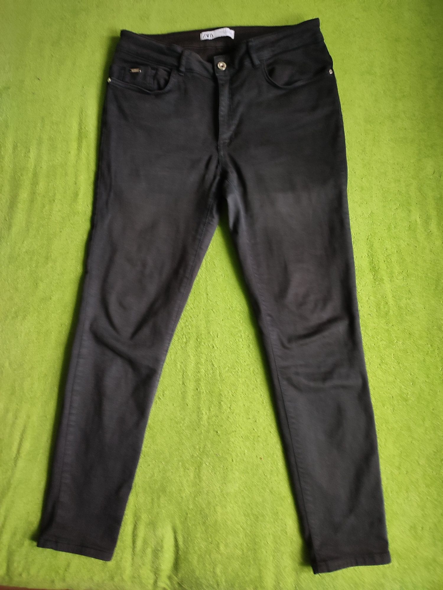 3 pary czarnych jeansów