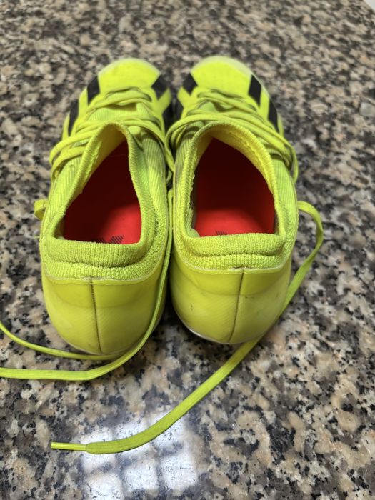 Chuteiras Futebol Adidas (43,5) + Caneleiras + Meias cano alto