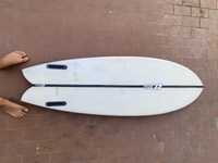 Prancha surf twin fin