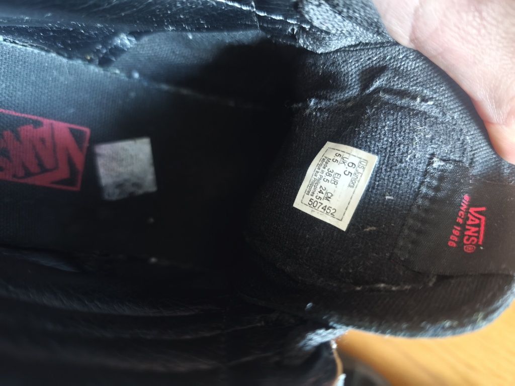 Sapatilhas sk8-HI pretas e vermelhas da Vans com estampagem