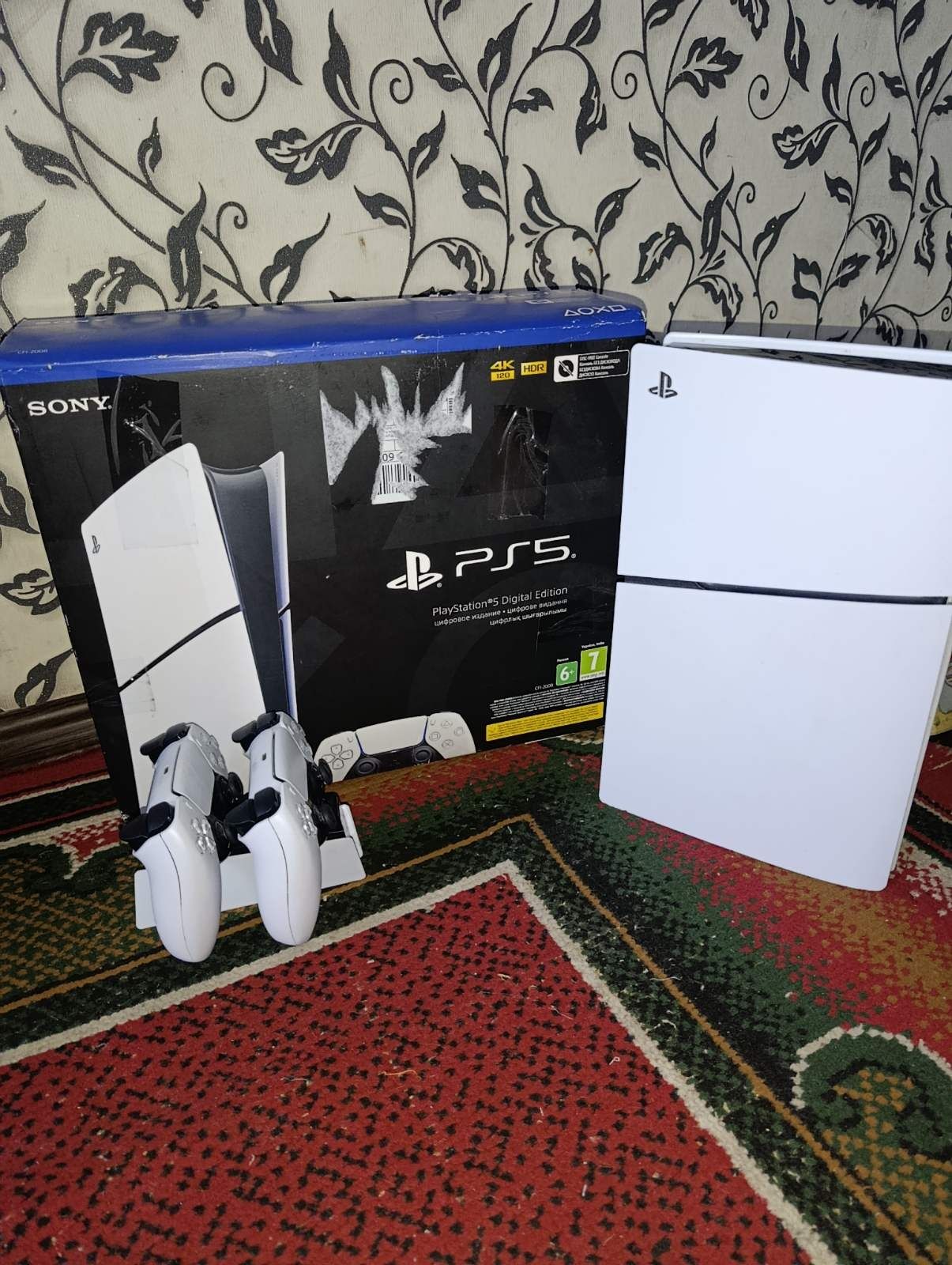 Playstation 5 slim в комплекте отдам 2 джойстика и зарядную станцию.