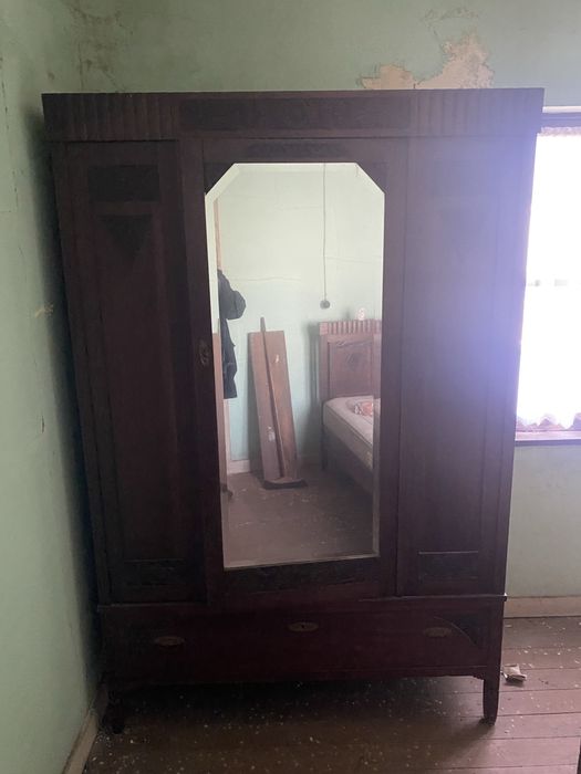 Cama antiga com colchao e armario