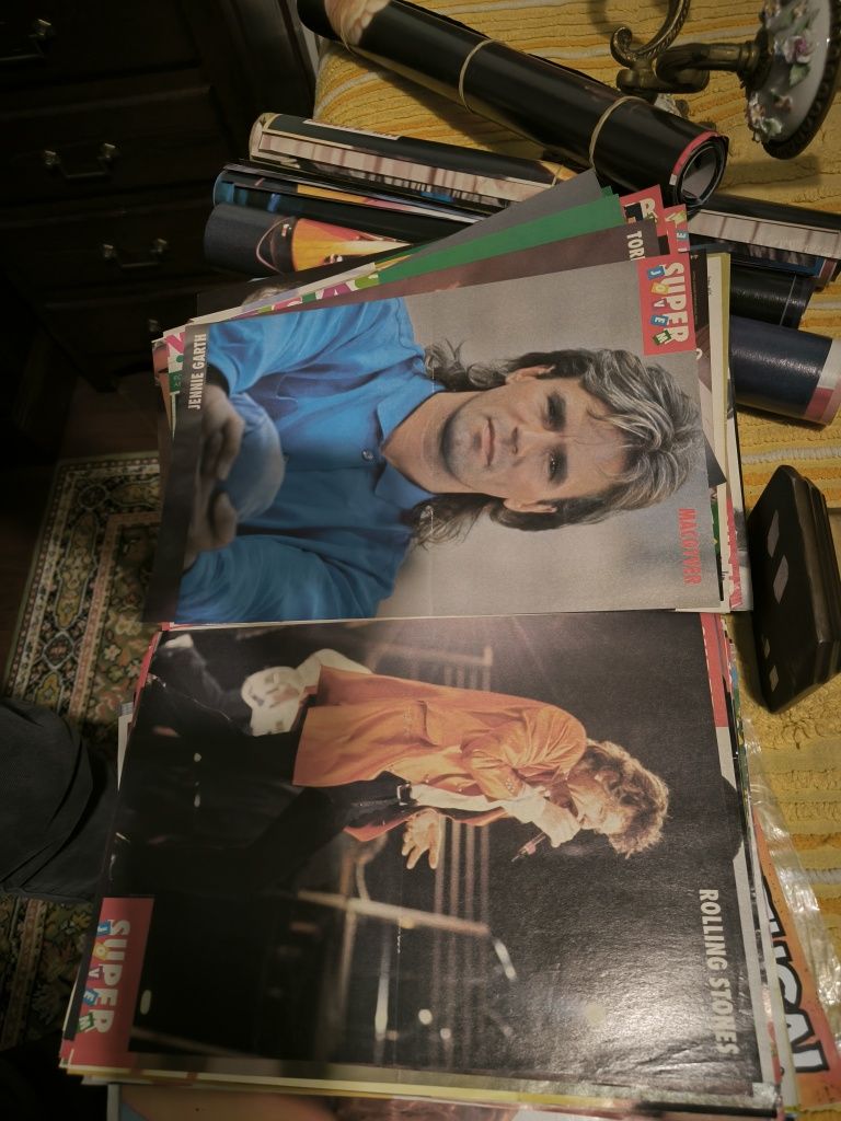 Vendo coleção +350 pósteres TV guia, TV mais, JN, revista super jovem