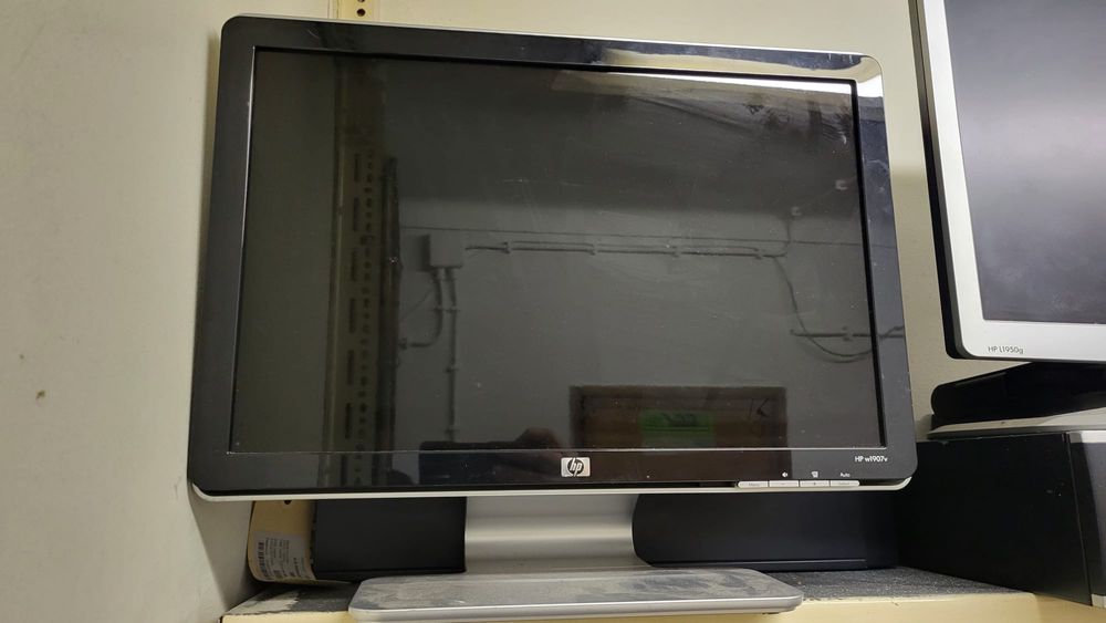 Monitores 19” a funcionar