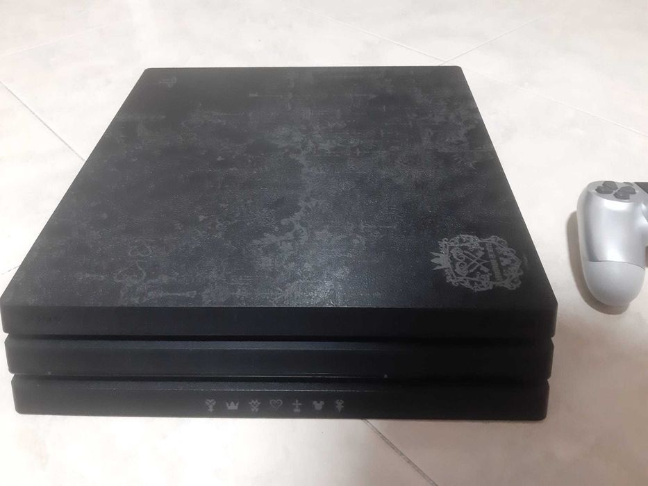 PS4 PRO 1 TB Edição Kingdom Hearts + 1 comandos + 3 jogos