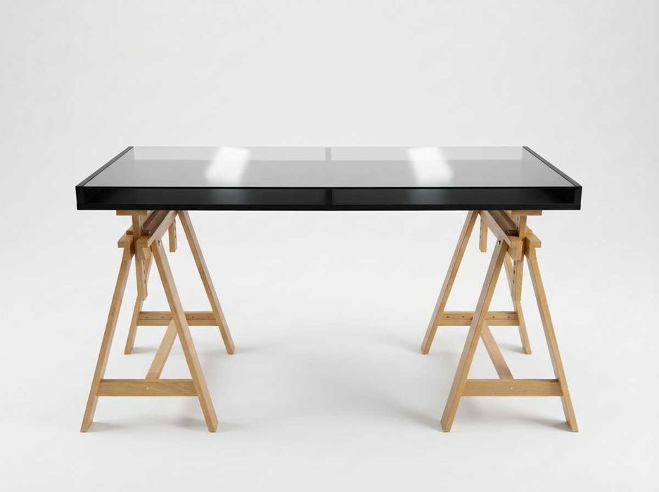 Regulowane biurko IKEA ze szklanym blatem i drewnianymi kozłami