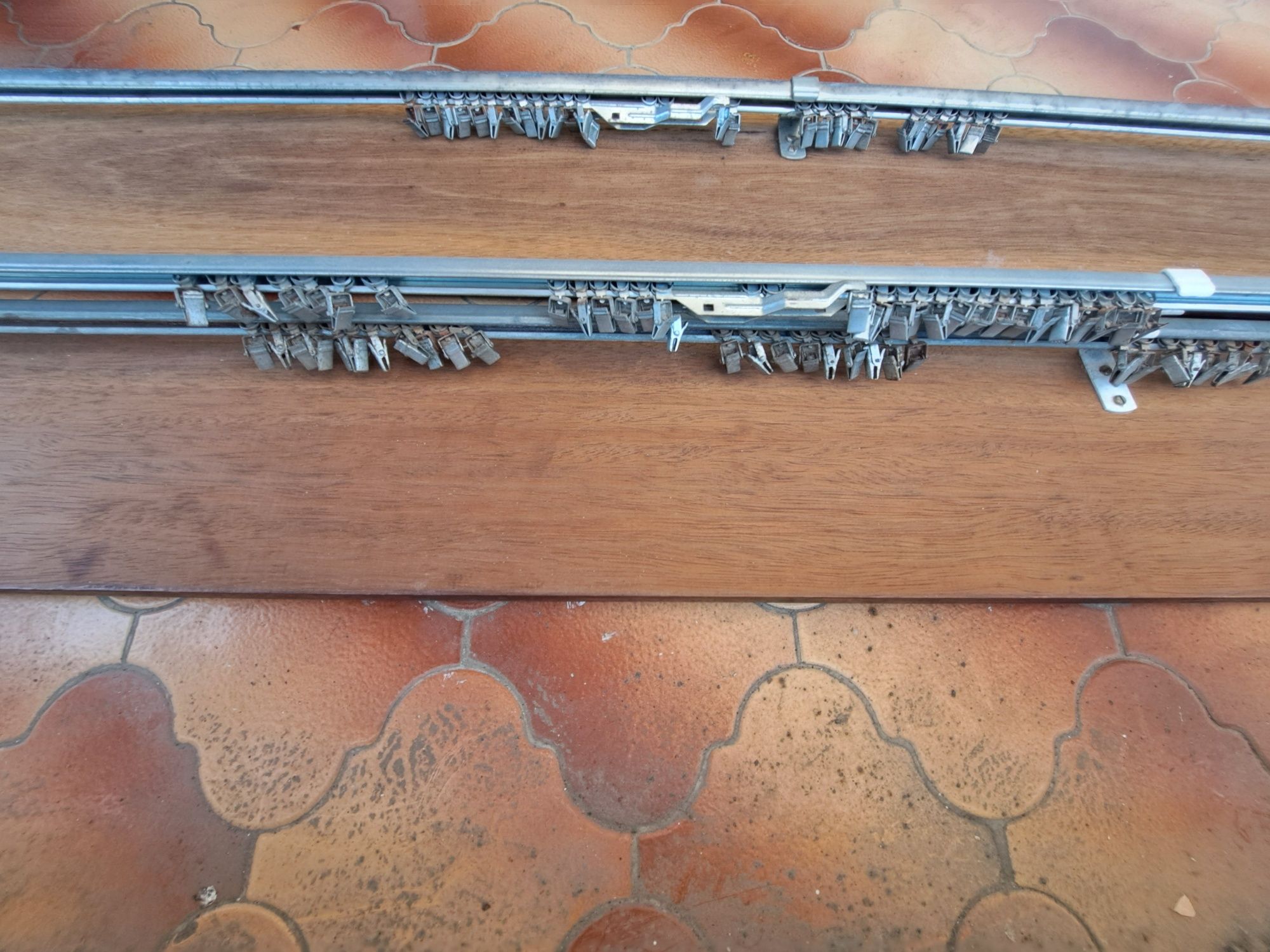 2 Sanefas Madeira e calhas metálicas com molas