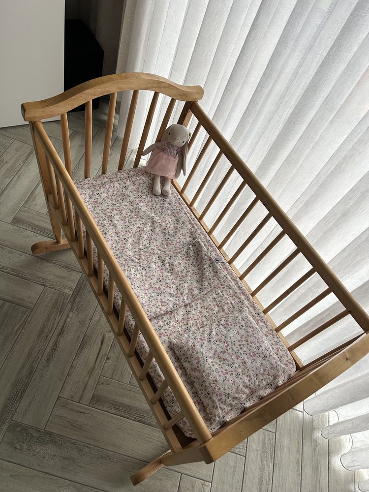 Drewniana kołyska, łóżeczko